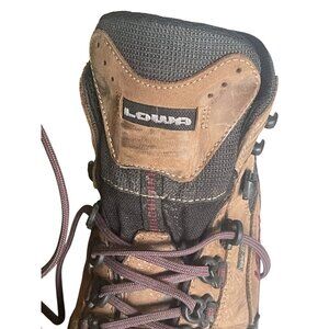 Lowa  women’s boots  size 7.5 excellent condition throughout